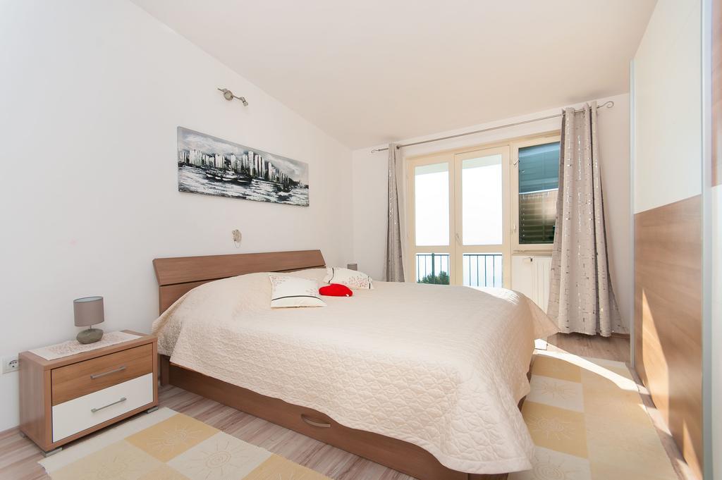 Apartment Lelas Omiš Exterior foto